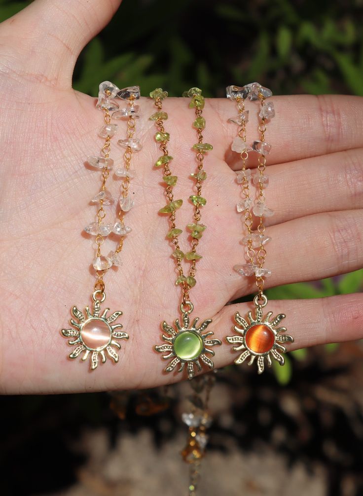 Necklaces Hippie, Crystal Chip Necklace, Orange Pink And Green, Sunburst Necklace, Chip Necklace, Birthday Wrapping, Sun Charm, Indie Jewelry, Sun Pendant