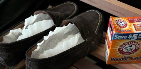 Baking soda in coffee filters in your shoes to help with the smell. Stinky Shoes, Smelly Shoes, Baking Soda Face, Crazy House, Daily Hacks, Shoes Hack, Baking Soda Uses, Soda Shoes, Coffee Filters