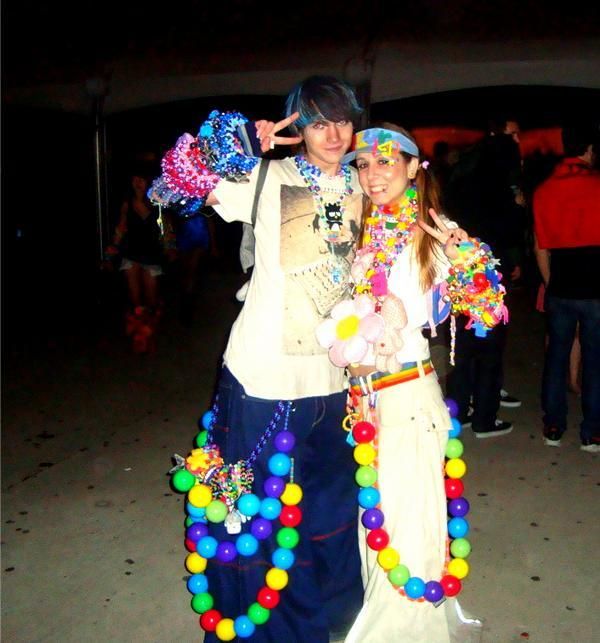 Those plastic ball chains were the best!!! 2000s Rave Fashion, Rave Room, 90s Rave Fashion, 1990s Rave, Wrapped Appetizers, 2000s Rave, Phat Pants, Raver Outfits, Rave Aesthetic