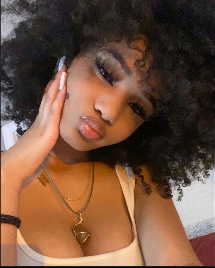 Light Skin Black Woman, Catfish Girl, Pretty Dark Skin, Afro Latina, Beautiful Curly Hair, Foto Ideas Instagram, Light Skin, Pretty Selfies, Pretty Face