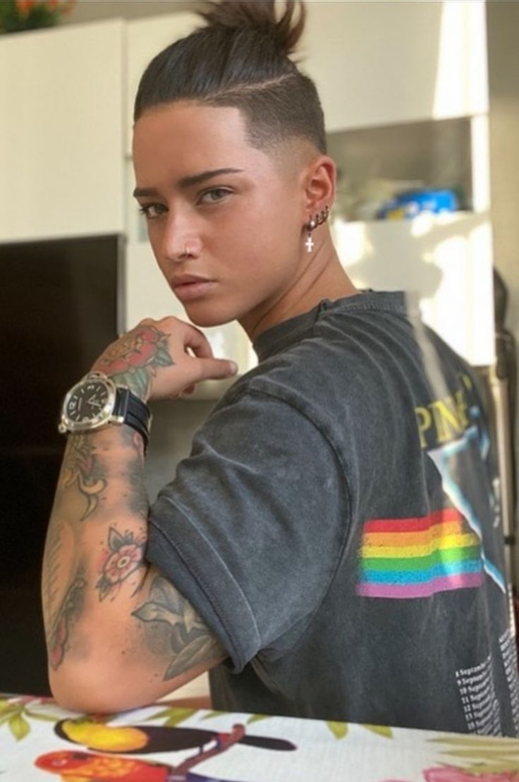 Lgbtq Hairstyles Short, Short Hair Shaved Sides Masc, Brazilian Haircut, Masculine Female Haircuts, Lesbian Undercut Haircut Long Hair, Masc Lesbian Haircut, Shaved Side Mullet Girl, Stud Haircuts, Ylenia Riniti