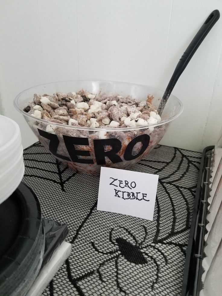 a bowl of food sitting on top of a counter next to a sign that says zero