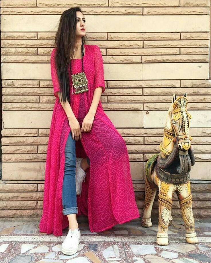 Kurti With Jeans, Look Hippie Chic, Long Kurti Designs, Salwar Kamiz, Kurti Designs Party Wear, Ghagra Choli, Kendall Jenner Outfits, Dress Indian Style, Indian Designer Outfits