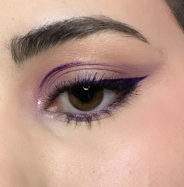 Light purple winged eyeshadow and purple graphic liner Purple Eyeliner Looks For Brown Eyes, Purple Eyeliner Brown Eyes, Purple Liner Brown Eyes, Winged Eyeshadow, Eyeliner Brown Eyes, Purple Graphic Liner Makeup, Purple Liner, Tape Makeup, Purple Eyeliner