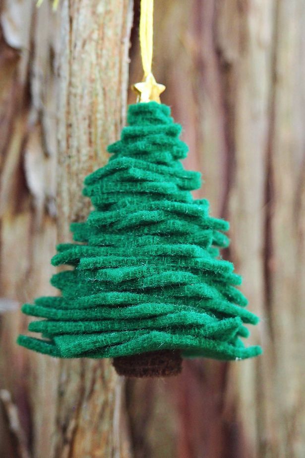 a christmas tree ornament made out of yarn