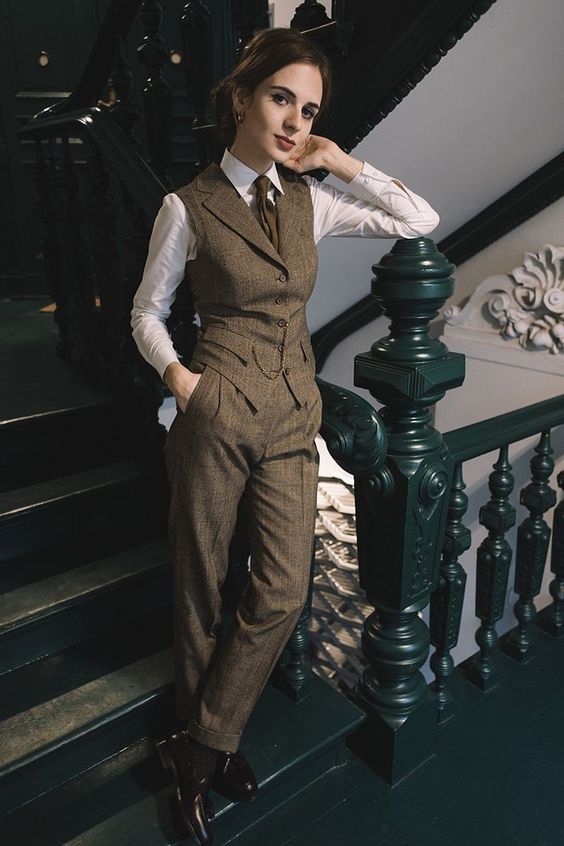 Womens Graduation Suit, 1950s Working Class Fashion, Fem Suit Outfit, Phd Defense Outfit, Tailored Womens Suits, Librarian Asthetic, Formal Masc Outfits For Women, Dark Academia Work Outfit, English Style Clothes