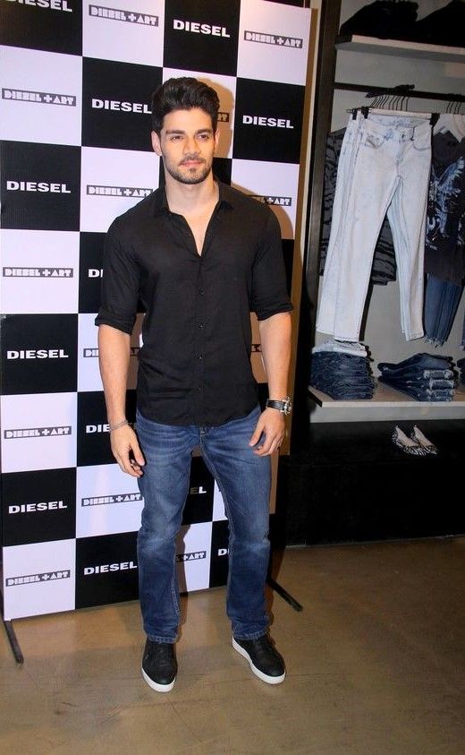 Sooraj Pancholi, Suraj Pancholi, Mens Smart Casual Outfits, Jeans Outfit Men, Denim Jacket Outfit, Celebrity Photographers, Indian Men Fashion, Smart Casual Men, Smart Casual Outfit