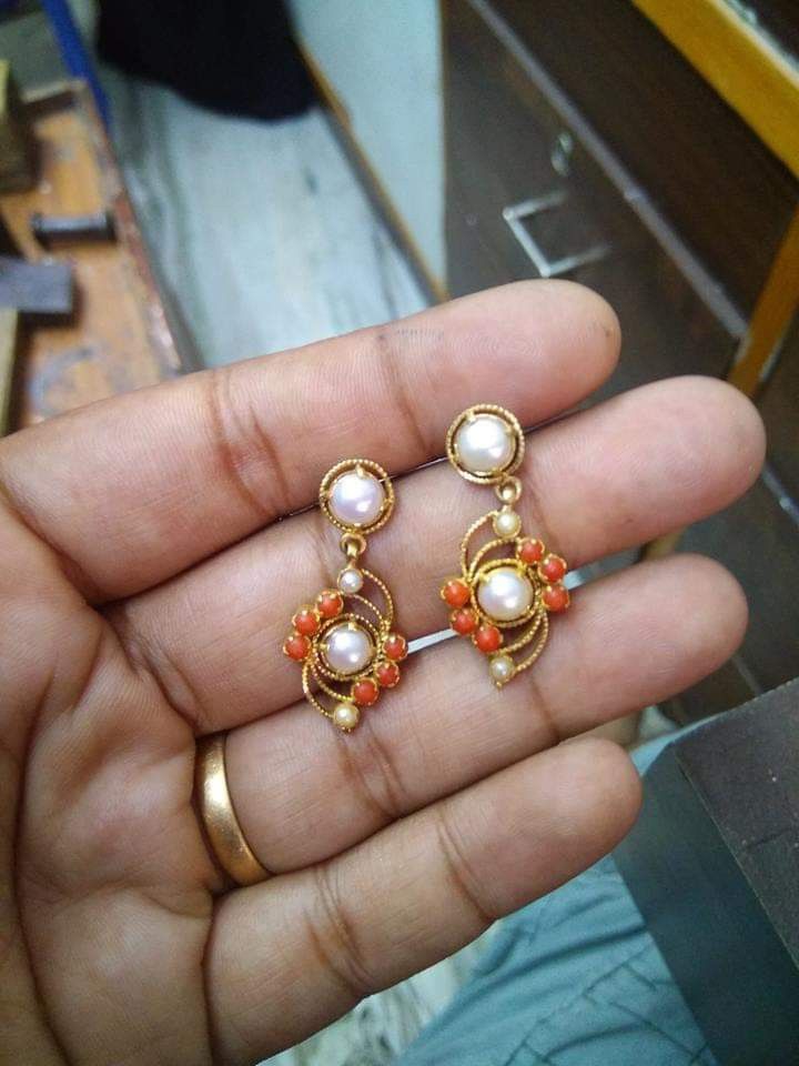 Daily Use Earrings, Gold Earrings For Kids, Small Earrings Gold, Gold Earrings Indian, Simple Gold Earrings, Antique Necklaces Design, Gold Earrings Models, Pearl Jewelry Design, Gold Bridal Earrings