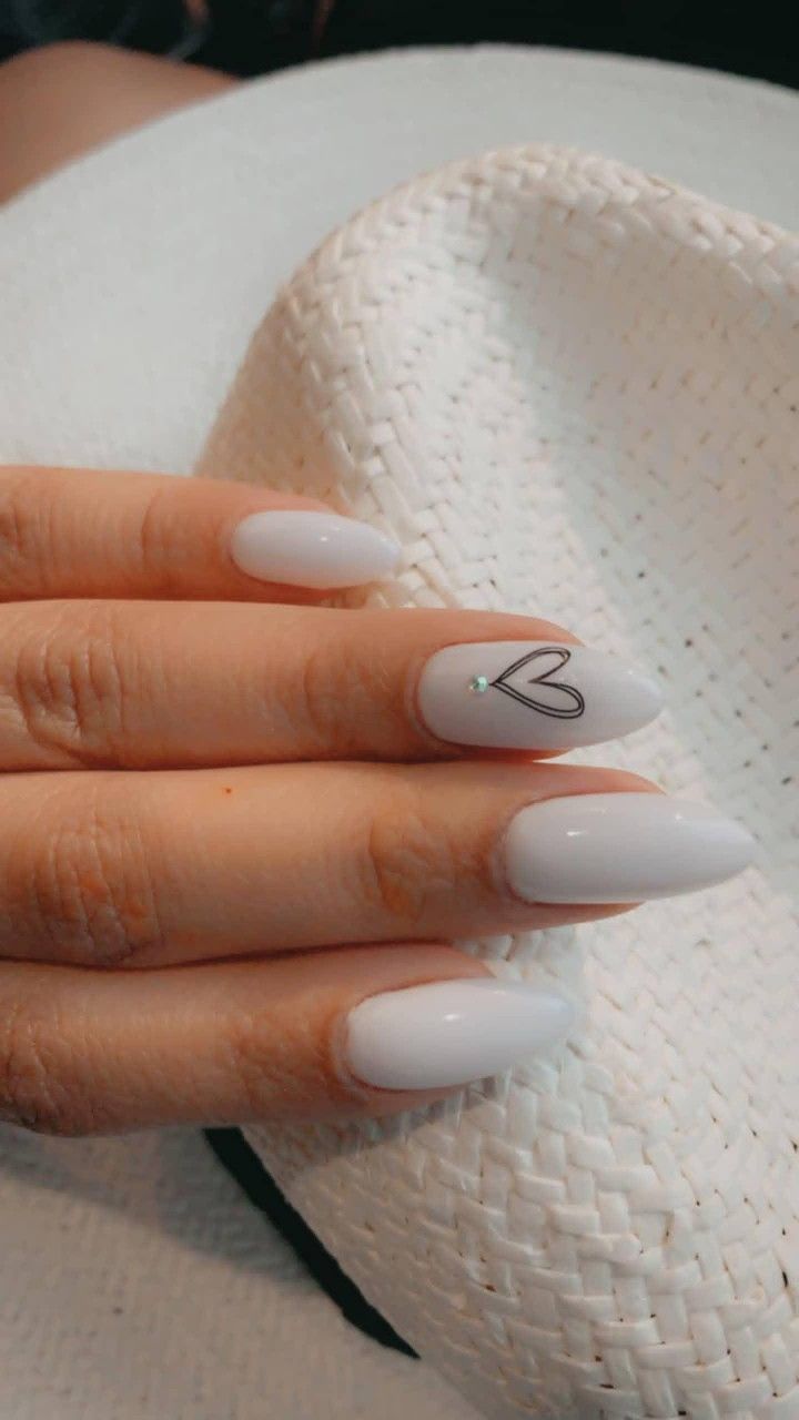 White nail with heart. Simple design Wedding Nails Heart Design, Open Heart Nail Design, Heart Arrow Nails, Ring Finger Nail Art Designs, White Nails With Small Heart, White Heart Nail Designs, Heart Outline Nails, White Nail With Heart, White Nails With Heart