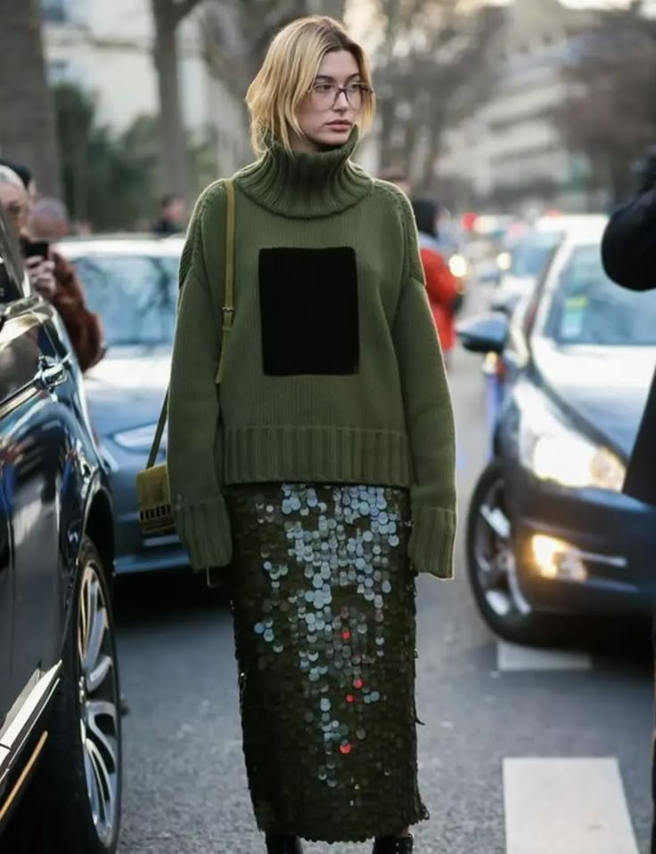 Sequin Skirt Outfit, Sequins Skirt, Fashion London, Dresses Casual Winter, Green Style, Outfit Trends, Iconic Style, Street Look, Hailey Baldwin