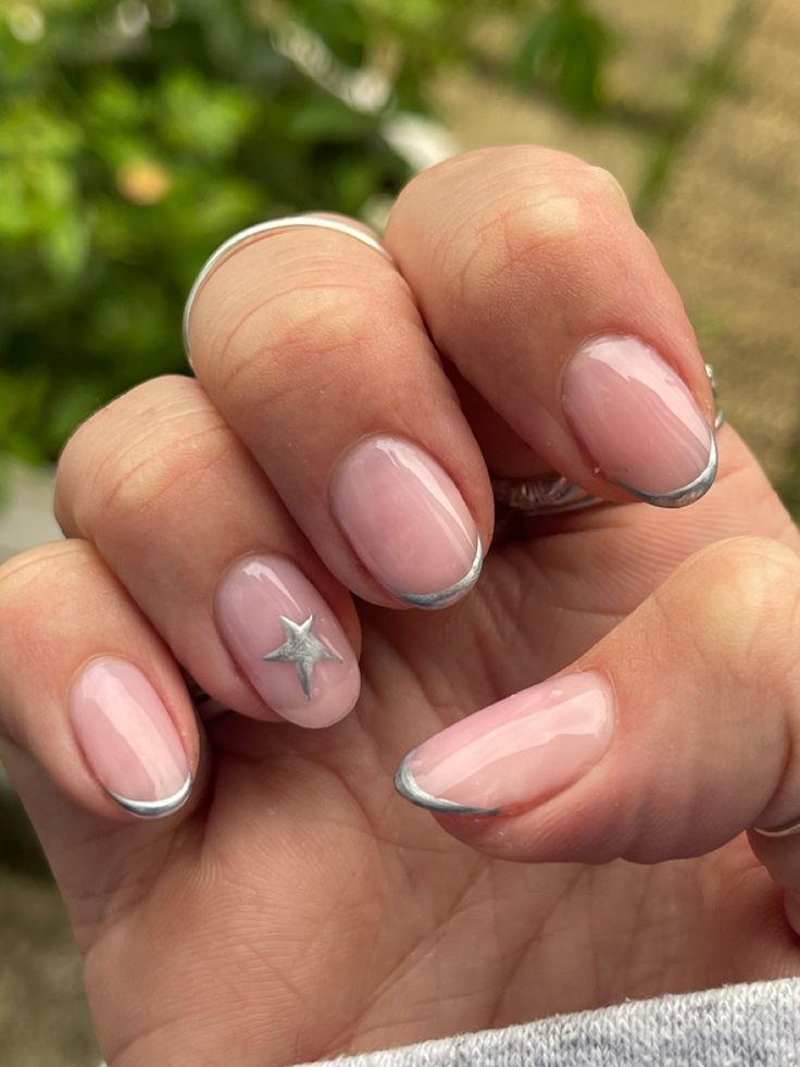 Silver Nail Art Short Nails, French Tip Nails Biab, Classy Gel Nail Designs, Cute Simple Nails Short, Acrylic Nail Set Ideas, French Nails With Stars, Simple Star Nails, Nail Design Silver, Simple Silver Nails