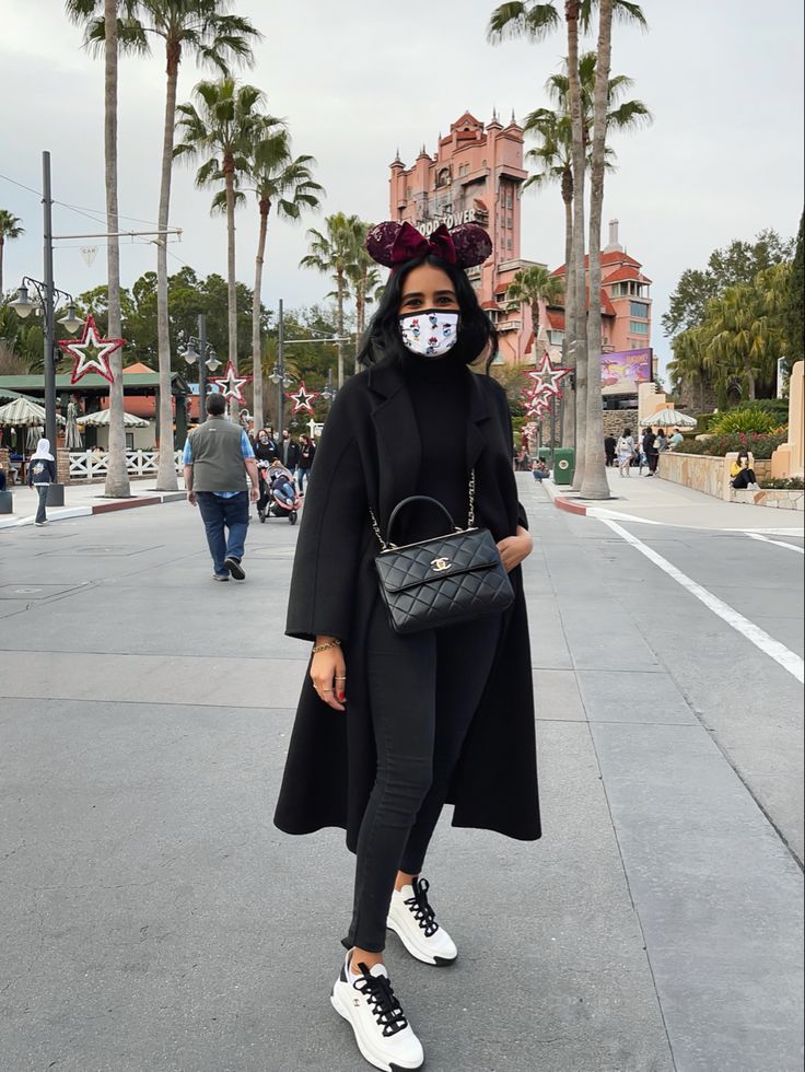 Disney style in Winter Winter Outfits For Theme Parks, Disney Outfits Winter Casual, Luxury Disney Outfit, Winter Outfit Disneyland, Disneyland Couple Outfits Winter, Disney Paris Winter Outfit, Winter At Disney World Outfit, Universal Outfit Ideas Winter, Disney Ootd Winter