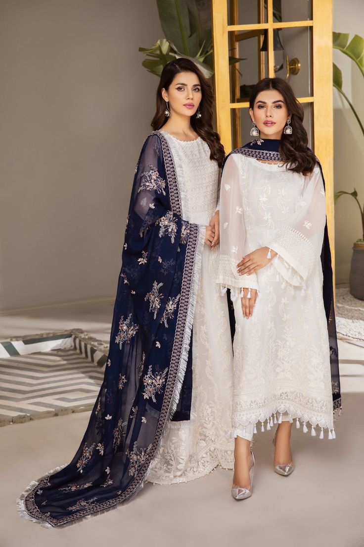 Pakistani Salwar Kameez Embroidered Dupatta in White Shade is a perfectly stitched masterpiece that has the perfect balance of royalty and grace. The Kameez Salwar comes in an alluring pearl white shade that will steal everyone's hearts at the very first glance with its charm and elegance. Embroidered Kameez: The Pakistani Salwar Kameez has an alluring white shade and it comes in a premium tissue fabric. Hand-crafted details of pearls and motifs enhance the glamour of this embellished kameez. El Pakistani White Dress, Chiffon Suits, Pakistani Party Wear, Pakistani Salwar Kameez, Chiffon Collection, Embroidered Chiffon, White Dress Party, Salwar Kameez Designs, Pakistani Outfits