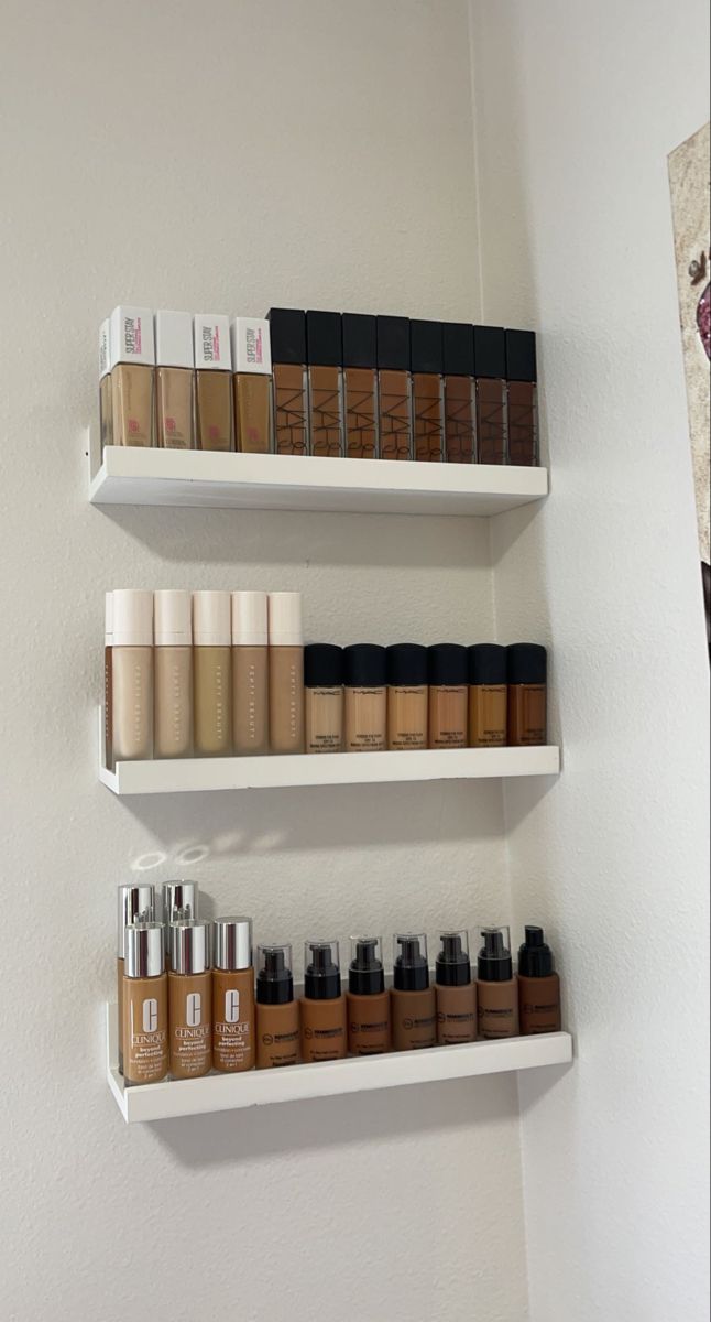 Makeup Room Aesthetic Ideas, Esthetician Makeup Room, Mua Studio Ideas, Makeup Room Professional, Makeup Studio Inspiration, Mini Makeup Studio At Home, Mua Room Makeup Artists, Beauty Room In House, Basement Makeup Studio