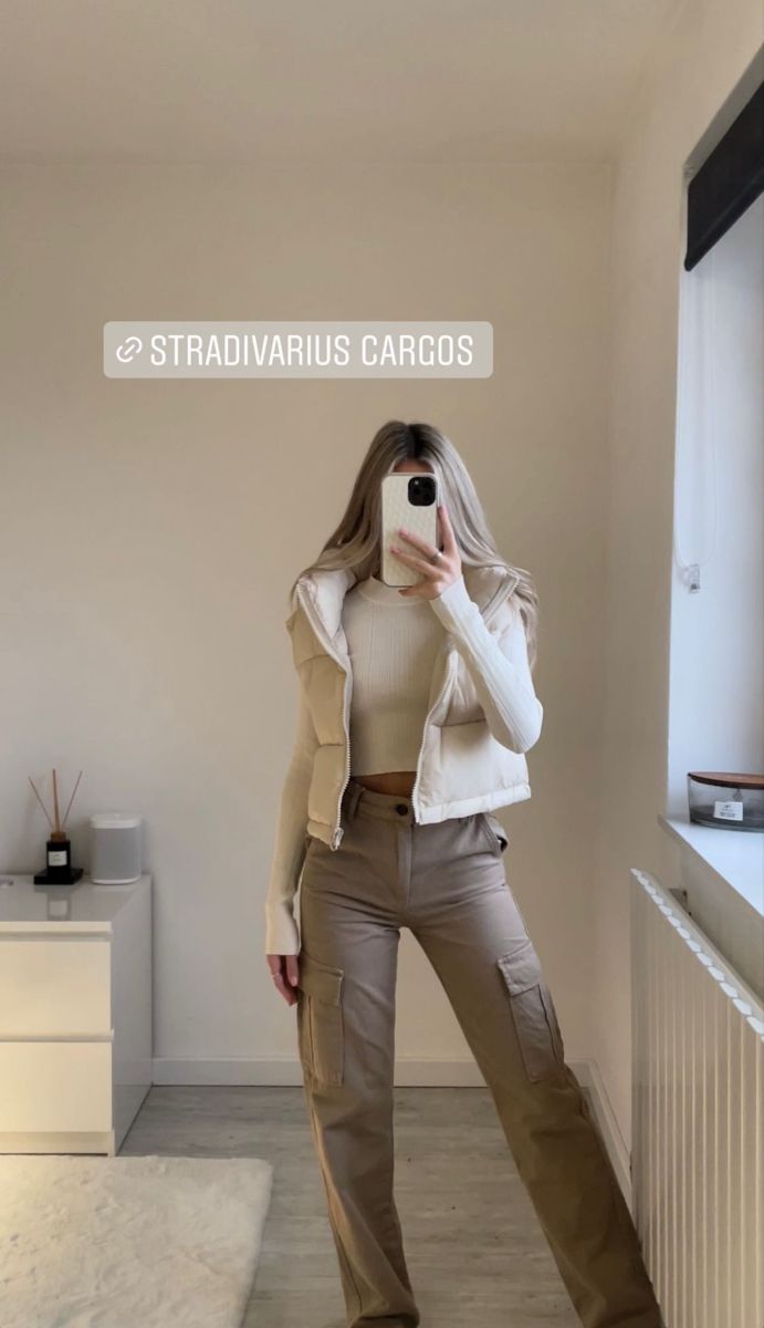 Cold Cargo Pants Outfit, Cargos And Knitted Jumper, Outfit Inspo Cold Spring, Cold Ootd Outfits, Autumn Winter 2023 2024 Outfits, Autumn Cargo Outfits, Cargo Autumn Outfit, Stradivarius Cargo Pants Outfit, Pintrest Outfit Aesthetic