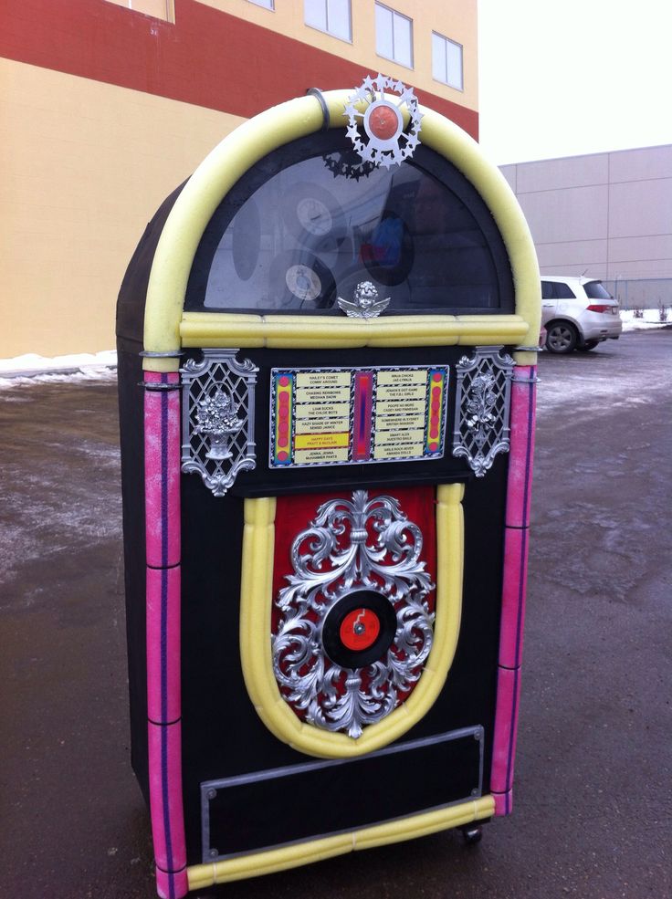 an old fashioned jukebox sitting in the parking lot