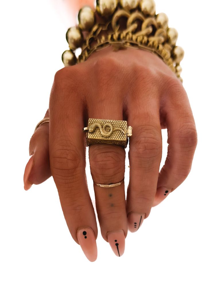 KEEPING SECRETS STATEMENT RING Cool Gold Rings, Full Finger Ring, Chunky Accessories, Unique Gold Rings, Ring Stacks, Funky Rings, Full Finger Rings, Hand Rings, Keeping Secrets