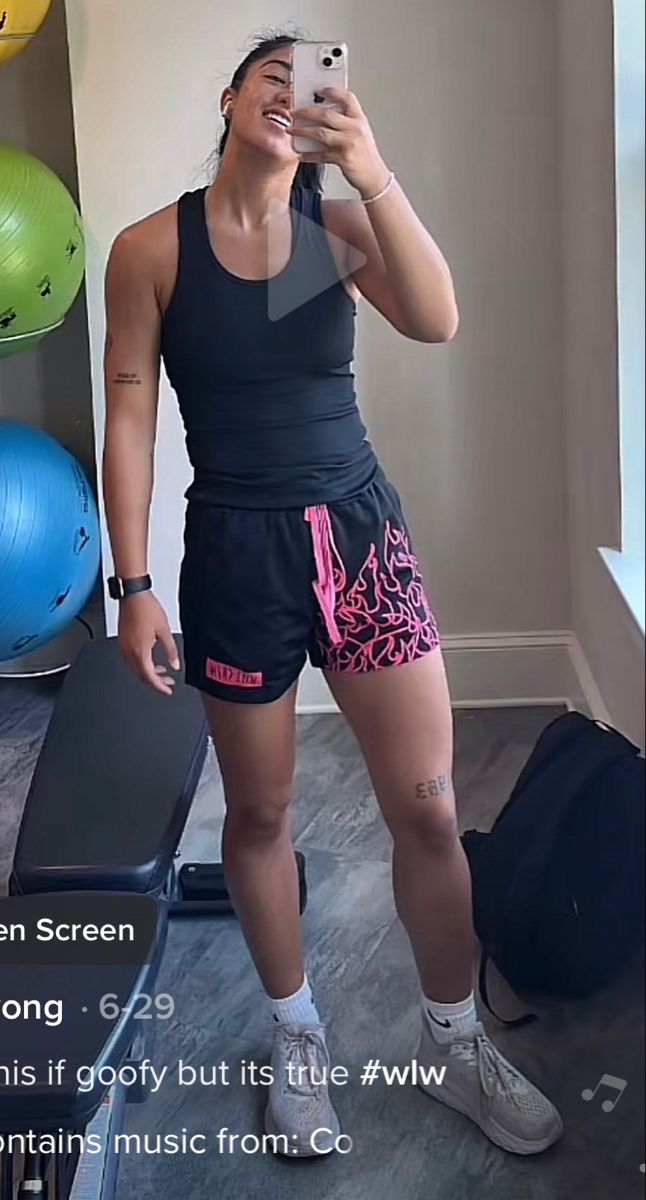 Lesbian Sports Outfits, Tomboy Gym Workout Outfits, Masc Shorts For Women, Kill Crew Shorts Outfit, Masc Lesbian Workout Outfits, Tomboy Swimming Outfits, Lesbian Workout Outfits, Gym Outfit Tomboy, Gym Fits Masc Women