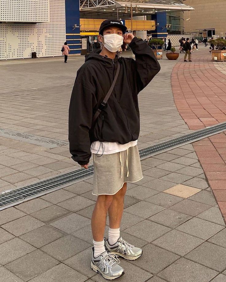 black hoodie + grey shorts = 💯 Jeans Hoodie Outfit, Grey Shorts Outfit Men, Grey Hoodie Outfit Men, Shorts Outfits Men Streetwear, Hoodie Outfit Men Streetwear, Outfits With Hoodies, Korean Street Fashion Mens, Outfit Ideas Hoodie, How To Style Hoodies