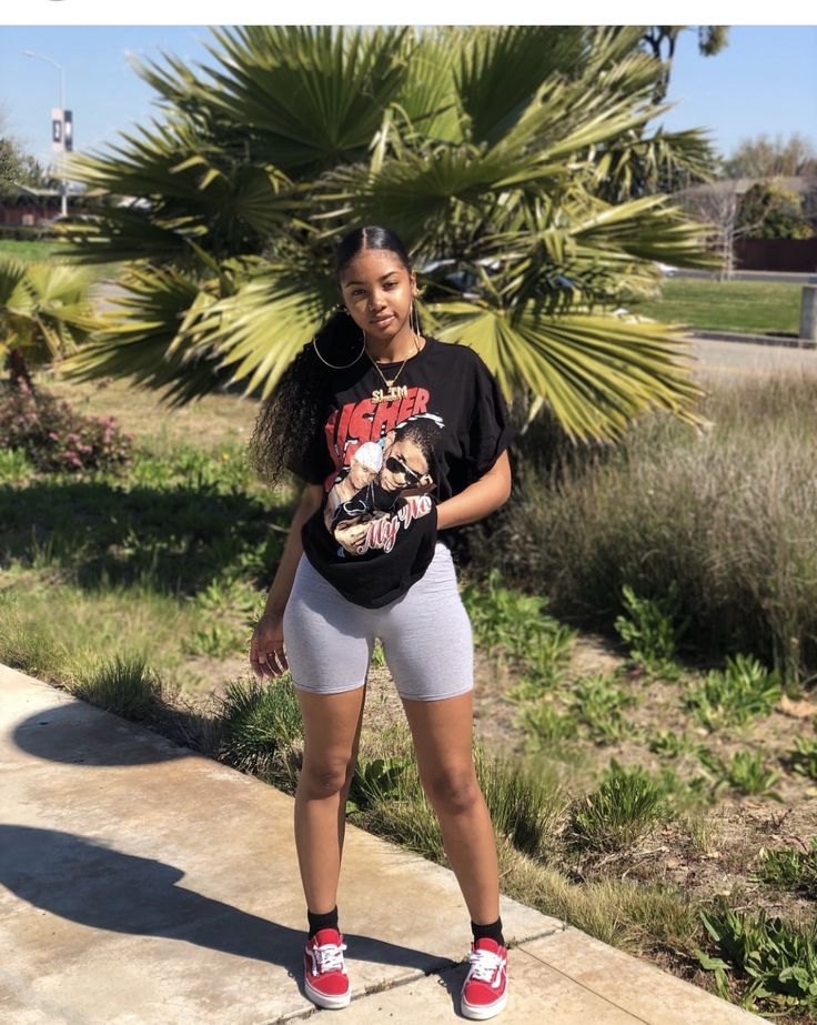 school fit, casual, biker shorts, baddie, 90s graphic top, red vans Looks Hip Hop, Popular Trends, Biker Shorts Outfit, Fashion Curvy, Streetwear Mode, Summer Street, Outfits Black, Shorts Outfit, Chill Outfits