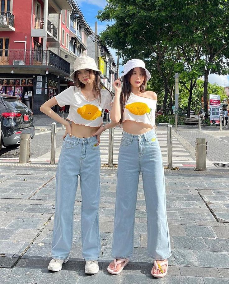 Twining Outfits Best Friends, Wlw Poses, Twining Outfits, Ruffle Tops Outfit, Neat Casual Outfits, Burmese Clothing, Best Friend Outfits, Twin Outfits, Bff Outfits