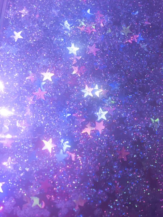 the stars are all over the floor and in the room, as well as on the ceiling