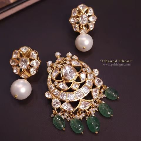 #chaandphool #moissanite #silverjewellery #semipreciousjewelry #polkijewellery #weddingjewellery #jadaujewelry #bridaljewelry #jadauearrings #moissanitepolki #statementjewellery #moissanitepolkijewellery #indianweddingjewelry #bridejewelry #necklaceset #polkichoker Polki Pendant Set Uncut Diamond, Open Setting Polki Jewellery, Kundan Pendants, Polki Pendant Set, Kundan Pendant Set, Jadau Set, Polki Pendant, 2024 Jewelry, Pearl Earrings Designs