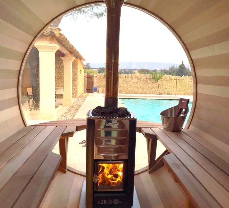 Sauna bulle avec poêle à bois Sauna Barrel, Wellness Corner, Luxury Pools Indoor, Sauna And Hot Tub, Mobile Sauna, Wood Burning Heaters, Wood Heat, Japanese Bath, House Lamp