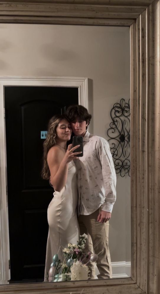 Fancy Dinner Couple Aesthetic, Going Out With Boyfriend Outfit, Dinner Pics With Boyfriend, 1 Year Anniversary Outfit Ideas, Fancy Couple Outfits, Fancy Date Night Outfit Classy, Anniversary Outfit Dinner Date Night, Couple Dinner Date Outfit, Couples Date Night Outfits