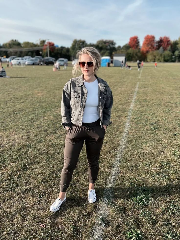 Soccer Mom Fashion, Teacher Assistant Outfit, Soccer Game Outfits, Soccer Mom Outfit, Mom Outfits Spring, Mom Outfits Fall, Mom Outfit, Comfy Casual Outfits, Soccer Outfits