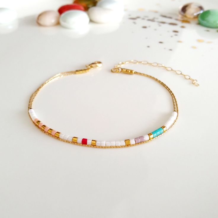 Minimalist, wearable, and delicate 24k gold plated Miyuki multicolored beads bracelet. Length: from 5,5" (14 cm) to 8" (20 cm) with 1" (2.5 cm) 14k gold-filled extensor chain. Width: 24k gold plated 2.2 mm Miyuki beads. Materials: 14k gold filled clasps, rings and chain. Handmade in Spain. Ombre Jewelry, Beaded Chain Bracelet, Delicate Gold Bracelet, White Jewellery, Mini Bracelet, Miyuki Bracelet, Simple Bracelets, Miyuki Beads, White Jewelry