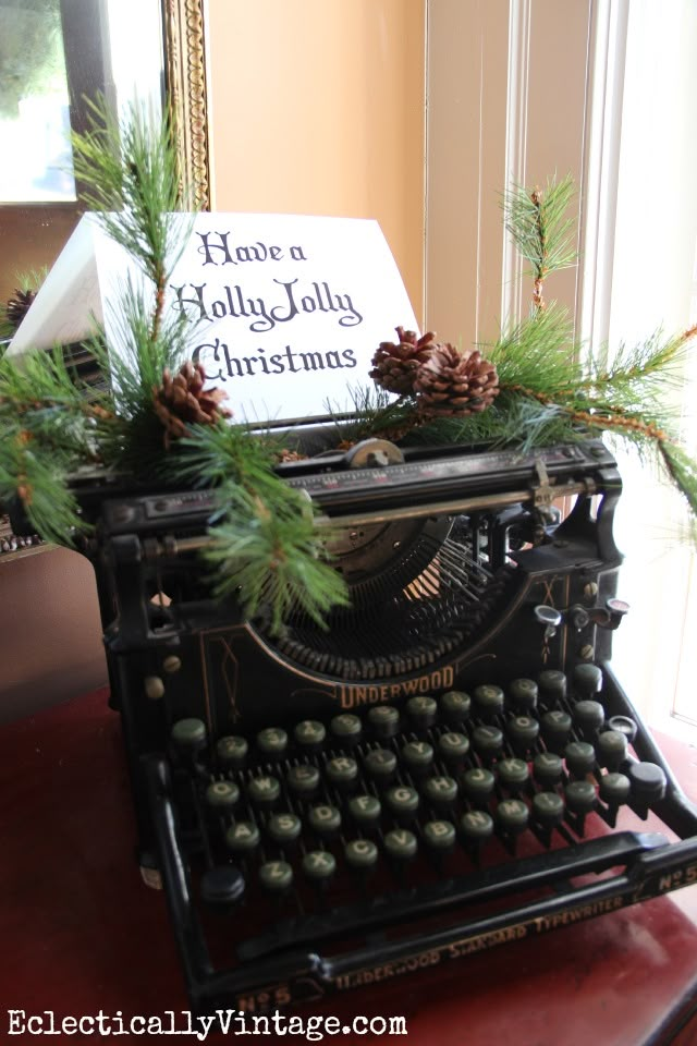 Vintage Christmas Decorations 1950s, Underwood Typewriter, Christmas House Tour, Christmas Lodge, Have A Holly Jolly Christmas, Antique Booth, Christmas Interiors, Farmhouse Holiday, Navidad Diy