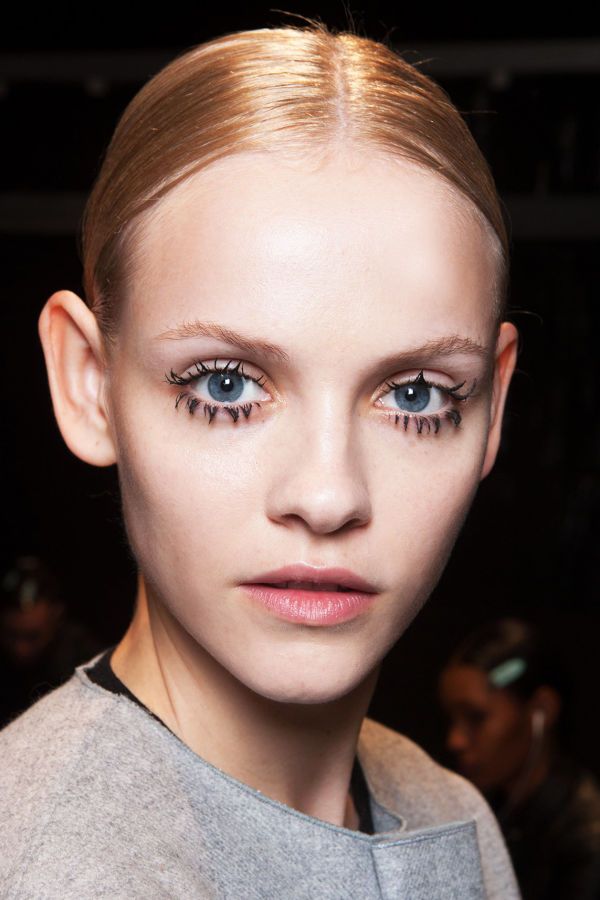 Clumpy eyelashes are back, and we're 100% on board Clumpy Lashes, Clumpy Mascara, Short Lashes, Wide Face, The Zoe Report, Mascara Tips, Best Mascara, How To Apply Mascara, Glowing Complexion