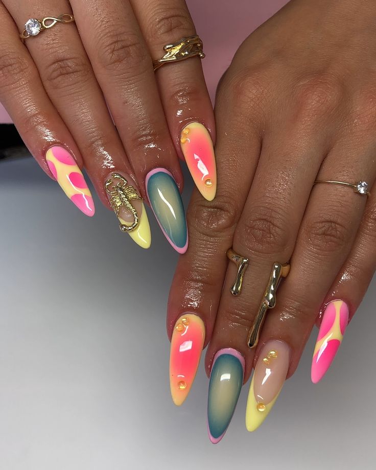 Toujours des poses incroyables with my girl 💛🩷 @esmerraayyy #nails #nailsstrasbourg #frenchnails #nailart #nailartstrasbourg #onglesstrasbourg #ongles #3Dnails #prothesisteongulaire Over The Top Nails, 4d Nail Art, Summer Nails Art, Bright Nail Designs, Boho Nails, Minimal Nails Art, Nail Jewels, Cute Acrylic Nail Designs, Short Square Acrylic Nails