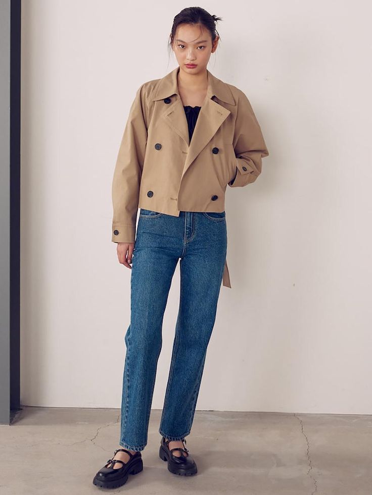 This is a short trench with an attractive three-dimensional silhouette and light crop length. The detachable belt detail and padding design on the back add points. You can style the belt in a variety of ways, such as letting it hang naturally or tying it back.- Made of high-quality twill cotton material with a soft feel- Raglan sleeves allow for comfortable movement- Pockets on both sides for practical use- Open and close using buttons that match the design*The color of the product may differ from the actual color depending on the monitor resolution. Chic Belted Outerwear For Spring, Chic Belted Cropped Outerwear, Chic Cropped Belted Outerwear, Belted Cropped Jacket For Spring, Chic Spring Outerwear With Belt Detail, Spring Beige Belted Outerwear, Spring Beige Outerwear With Belt, Beige Belted Spring Outerwear, Beige Belted Outerwear For Spring