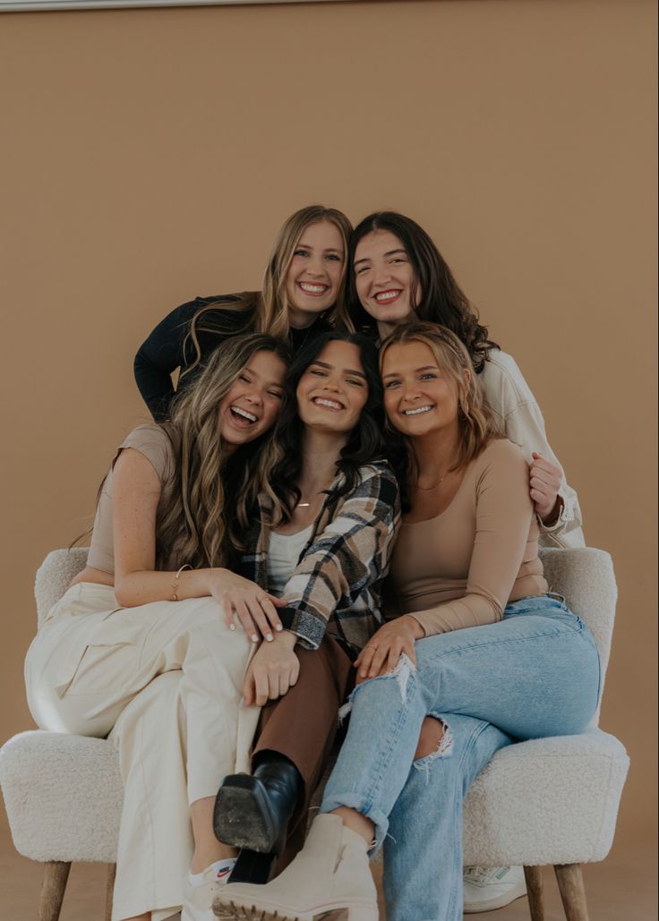 Girlfriends Photo Shoot Ideas, Group Photo Poses Studio, Friends Couch Photoshoot, Couch Group Photoshoot, Friend Photoshoot Indoor, Christmas Group Photoshoot Friends, Indoor Group Photoshoot Ideas, Team Photo Ideas Business Outdoor, Group Of 5 Photoshoot