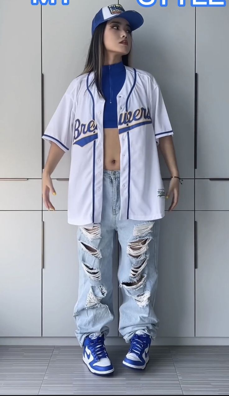 Blue Baseball Jersey Outfit, Street Wear Tomboy, Jeans And Jumper Outfit, Baseball Jersey Outfit Women, Outfits Selfie, Baseball Jersey Outfit, Bebe Clothing, Cute Casual Dresses, Tiktok Outfits