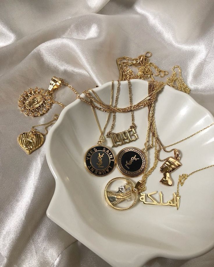 Follow @forsakencollection and @henny.naaay on instagram Vintage Accessories Jewelry, Ysl Necklace, Makeup Tip, Minimal Accessories, Diy Schmuck, Jewelry Inspo, Schmuck Design, Fashion Drawing, Piercing Jewelry