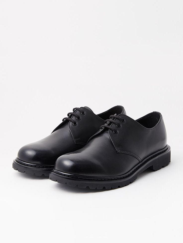 Upper: CowhideLinning: CowhideOutsole: VibramInsole: Ortholite Unisex Black Derby Shoes WILLIAM DESCRIPTION William was designed to be a casual shape with 3 holes in shoelaces. So that it can be easily paired with casual outfits for both women and men. The round shape matches the casual outfit well. Both the outer and inner skin is made of cowhide which offers a comfortable ignition and strong durability Also, you can feel the completeness of the appearance. Engineered with both an Ortholite® fo Casual Closed Toe Leather Shoes For Streetwear, Casual Round Toe Oxfords For Streetwear, Casual Black Lace-up Shoes With Leather Sole, Casual Black Lace-up Shoes With Stitched Sole, Streetwear Lace-up Shoes With Rubber Sole, Streetwear Closed Toe Lace-up Shoes With Rubber Sole, Black Casual Oxfords With Stitched Sole, Casual Black Oxfords With Stitched Sole, Casual Closed Toe Leather Shoes With Laces