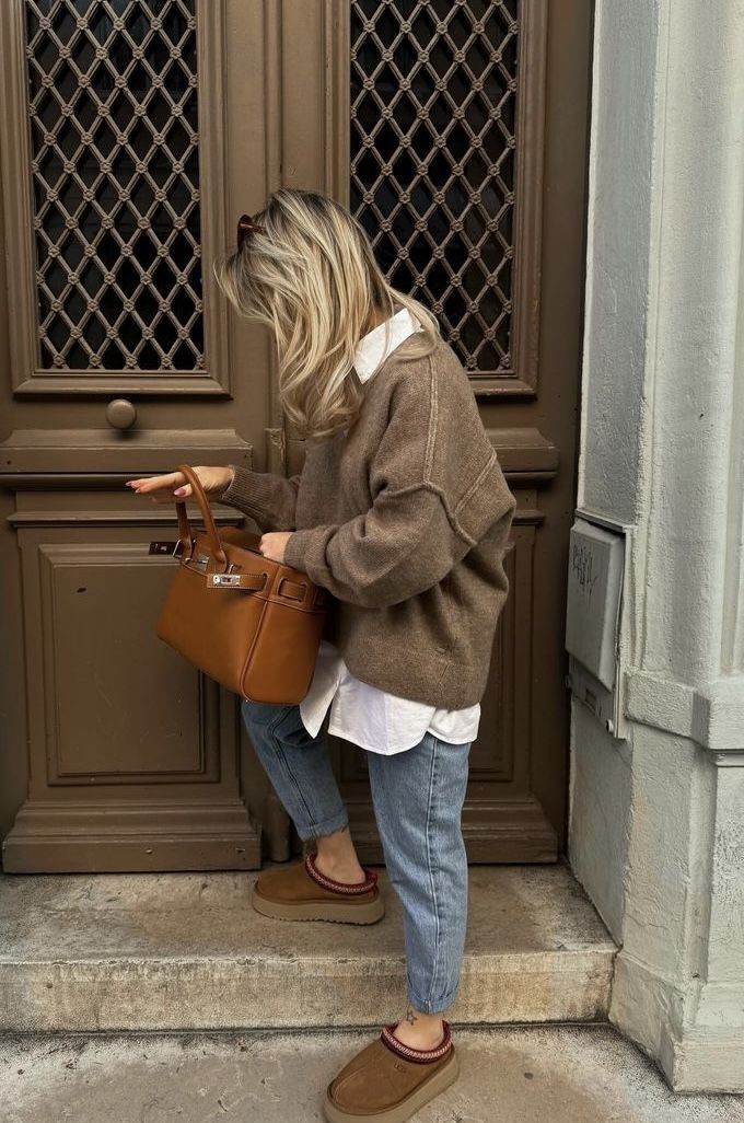 Hot Fall Day Outfit Casual, Clog Outfits Women, Winter Clogs Outfit, Ugg Clogs Outfit, Mum Outfits, Dinner Outfit Fall, Uggs Outfits, Wardrobe Revamp, Stile Blair Waldorf