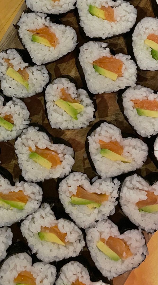 sushi rolls are arranged in the shape of hearts