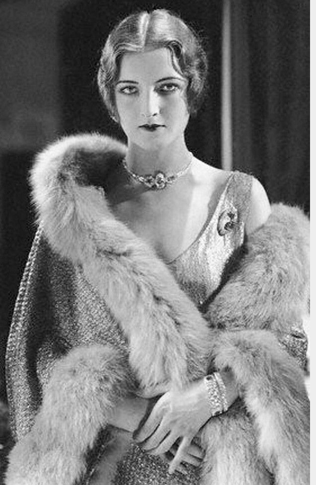 1920's fashion 1920s Photos, Art Outfits, Fur Wrap, 20s Fashion, Pants Women Fashion, 1920s Flapper, Flapper Style, 1920s Fashion, Fashion History