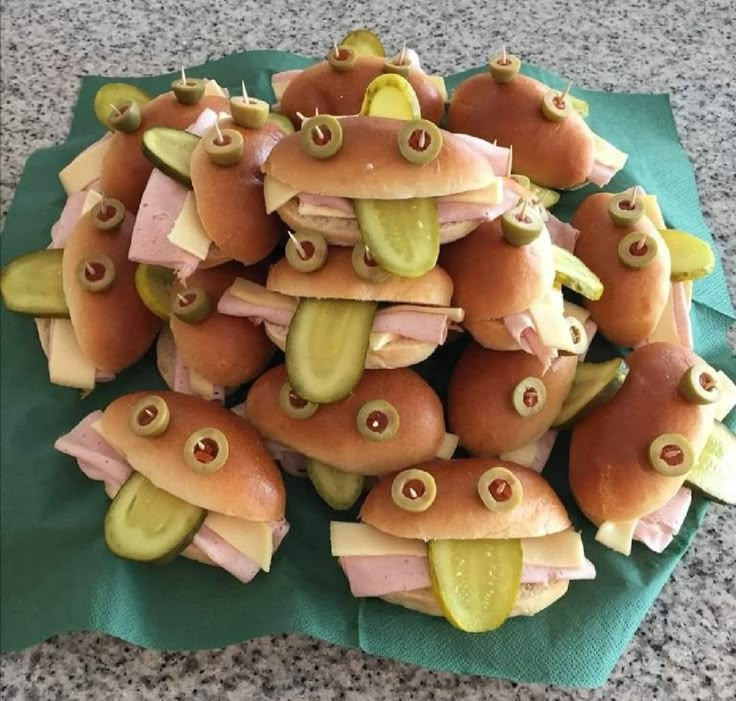 Frog Food, Frog Birthday Party, Frog Birthday, Frog Party, Healthy Halloween Snacks, Decorações Com Comidas, Food Art For Kids, Healthy Halloween, Kids Party Food