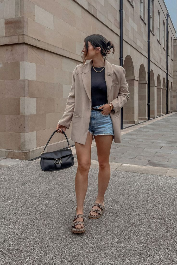 Beige Denim Shorts Outfit, Beige Blazer Outfit Summer, Oversized Blazer And Shorts Outfit, Oversized Blazer Summer Outfit, Nyc Style Outfits Summer, Coach Pillow Tabby 26 Outfit, Beige Birkenstocks Outfit, Coach Sandals Outfit, Arizona Fashion Outfits