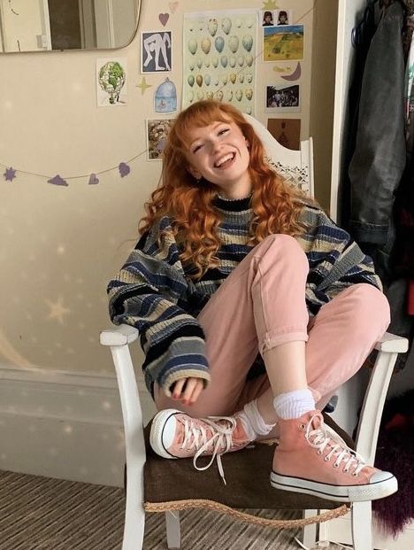 Redhead Pink Outfit, Ginger Hair Pink Outfit, Ginger Outfit Aesthetic, Red Head Fashion Outfits, Ginger Girl Outfits, Bright Sweater Outfit, Redhead Fashion Outfits, Clothes For Redheads, Red Head Outfits