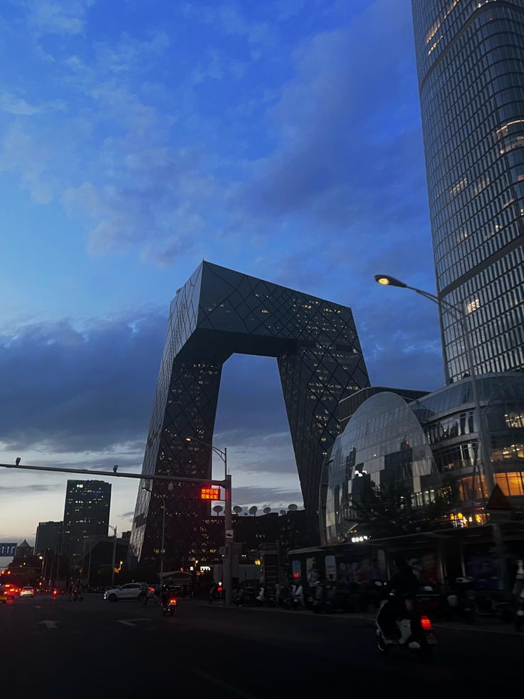 a very tall building sitting in the middle of a city