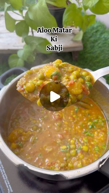 Aloo Mattar Sabzi, Aloo Mattar, Sabji Recipe, Aloo Recipes, Vegetarian Fast Food, Latest Simple Mehndi Designs, Desi Food, Curries, Indian Food