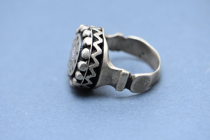 Old Tuareg Ring With Shevron Bead Silver
Dispose de ✧❂✧---✧❂✧---

Matériel ◈ : argent 
Région de ◈ : Afrique, Afrique du Nord, Maghreb, Maroc, vallée du Draa
La culture ◈ :Bijoux africain, Bijoux berbère,Bijoux touareg
Nom vernaculaire ◈ : chriaa 

◈ technique 
Poids ◈ : 20 g
size ◈ :11 US

FREE DHL EXPRESS SHIPPING Handmade Bohemian Engraved Round Ring, Traditional Sterling Silver Ring, Bohemian Silver Rings For Ceremonial Occasions, Traditional Antique Silver Ring Jewelry, Traditional Antique Silver Ring, Traditional Handmade Antique Silver Rings, Handmade Traditional Antique Silver Ring, Bohemian Silver Ceremonial Rings, Bedouin Jewelry