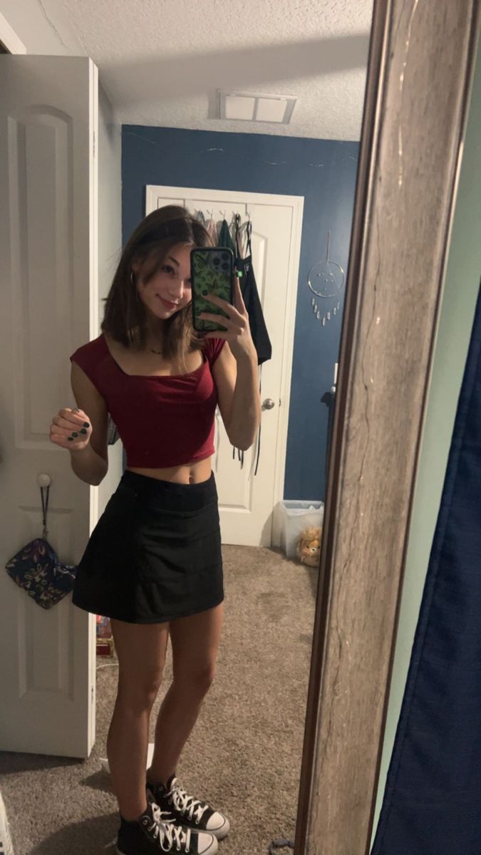 Outfits W Black Skirt, Short Hair W Curtain Bangs, Short Black Skirt Outfit Summer Casual, Maroon Crop Top Outfit, Black Lulu Skirt Outfit, Black And Maroon Outfit, Black Athletic Skirt Outfit, Short Black Skirt Outfit Summer, Lulu Skirt Outfit