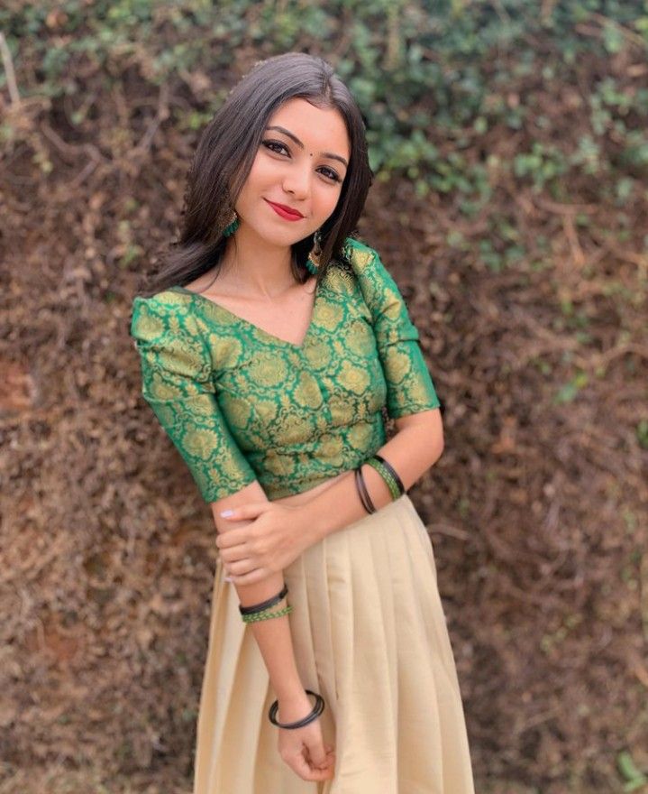 Kasavu Pavada And Blouse, Pattupavada Top Designs, Dawani Designs Onam, Kasavu Skirt And Top Designs, Dawani Designs Blouse, Kerala Style Skirt And Top For Engagement, Green Pattupavada, Onam Skirt And Top Designs 2024, Onam Dress Ideas For Teens